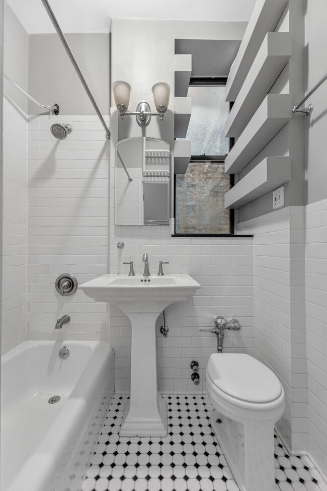 Building Photo - 120 E 83rd St