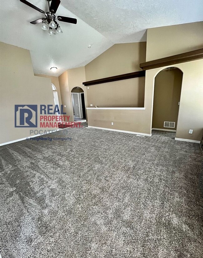 Building Photo - Beautiful 6 Bedroom 3 Bath house - 2 Car G...