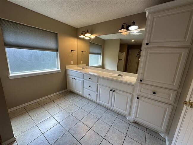 Building Photo - 2305 Haverhill Dr