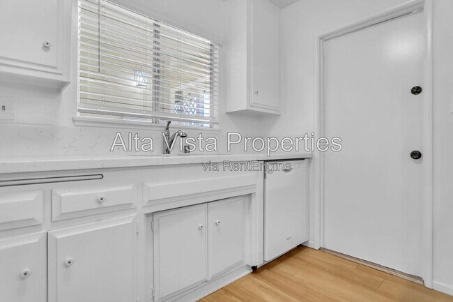 Building Photo - 5633 Scripps St