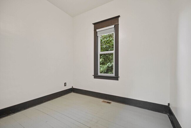 Building Photo - 712 SW 3rd Pl