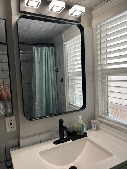 Building Photo - 670 E Fairfield St