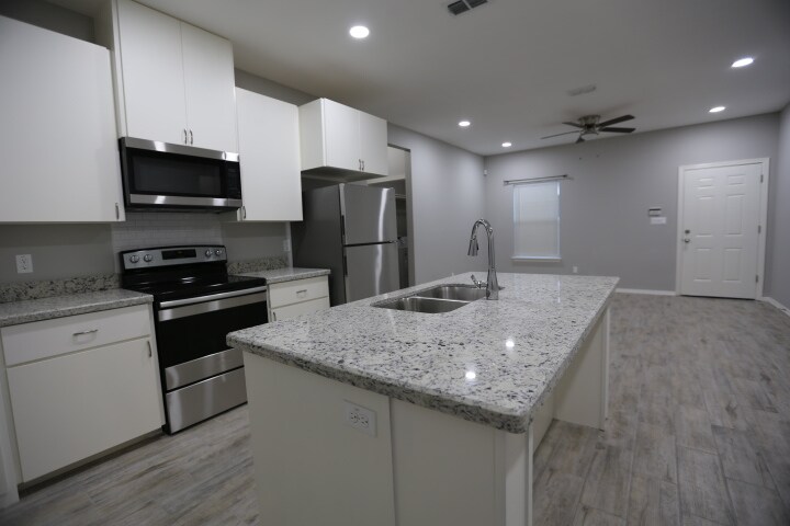 Primary Photo - 1402 W Heritage Dr