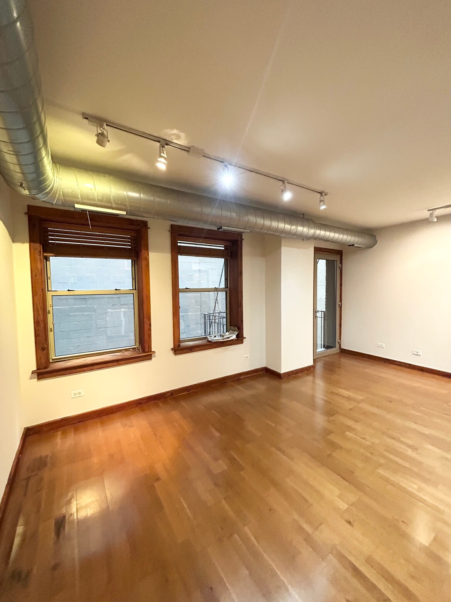 Building Photo - 5346 S Cornell Ave
