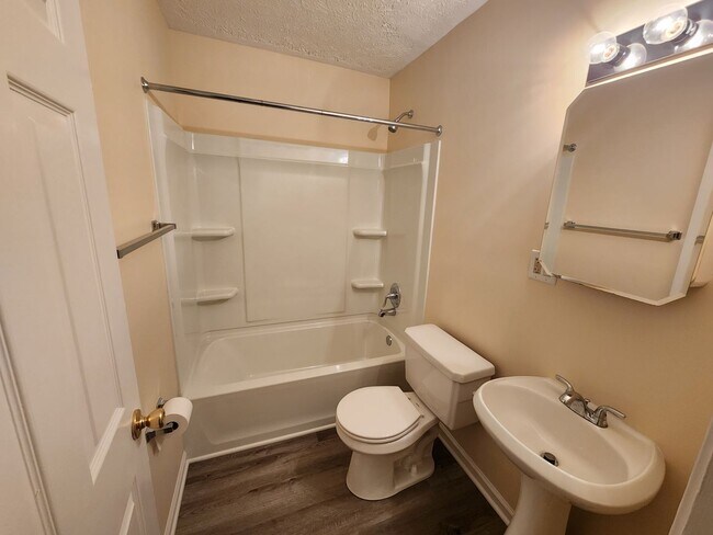 Building Photo - Adorable 2 bedroom with updates and washer/dryer hook-ups