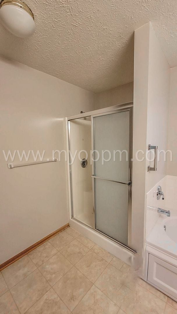 Building Photo - Bright and Spacious 4 Bedroom Home | Bellevue