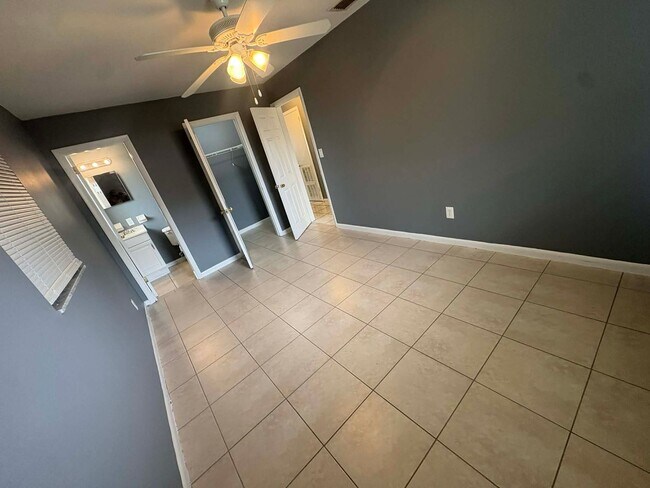 Building Photo - 4 bedroom Single-Family Home Available for Move-In NOW