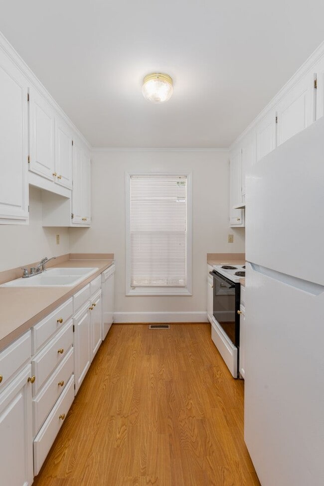 Building Photo - Quiet Neighborhood in a Conveniently Locat...