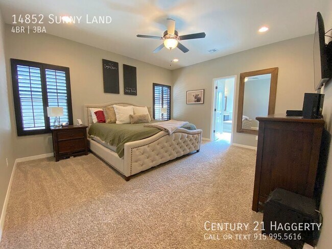 Building Photo - Gorgeous 4 Bedroom Refrig A/C Home