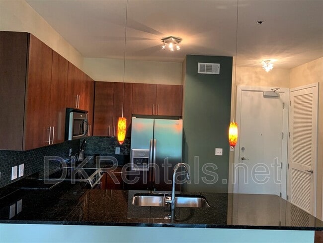 Building Photo - 711 Cosmopolitan Dr NE