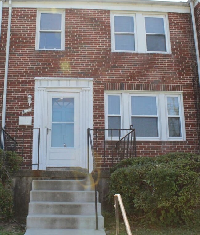Primary Photo - 1457 N Forest Park Ave
