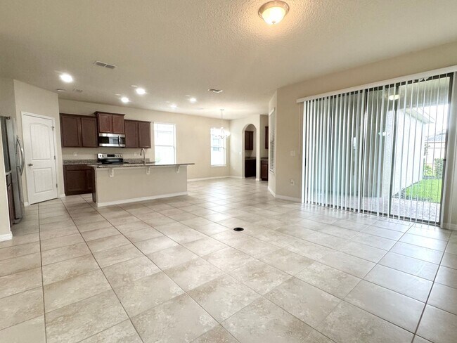 Building Photo - Large 4/3.5 Home located in Waterleigh! Do...