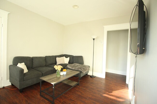 Building Photo - 713 Spring Garden St