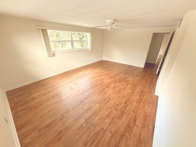 Building Photo - 8915 Silver Lake Dr