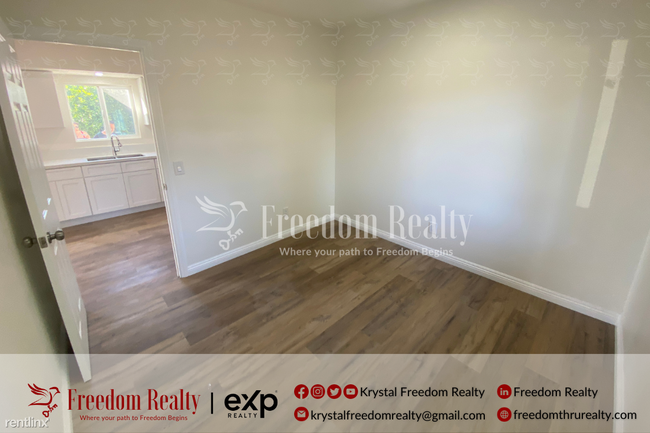 Building Photo - 2 br, 1 bath Triplex - 1765 Los Feliz Driv...