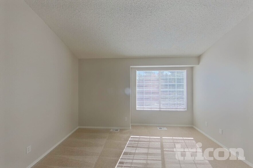 Building Photo - 656 Golden Eagle Dr