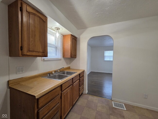 Building Photo - 702 W 23rd St