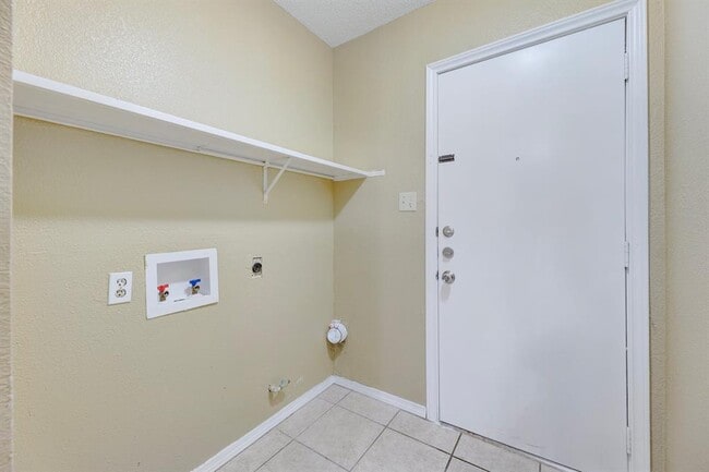 Building Photo - 12302 Dellrey Dr