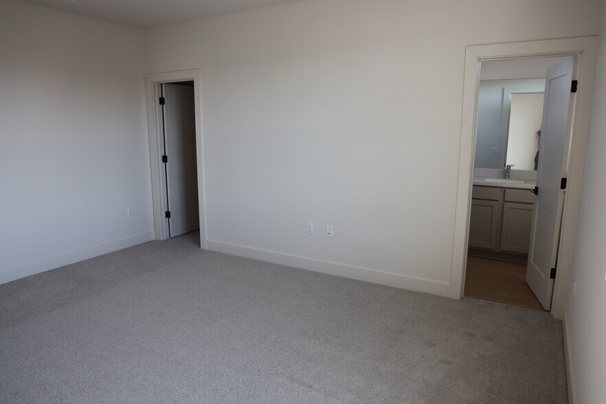 Bedroom 2 with ensuite and WIC - 919 39th Ave