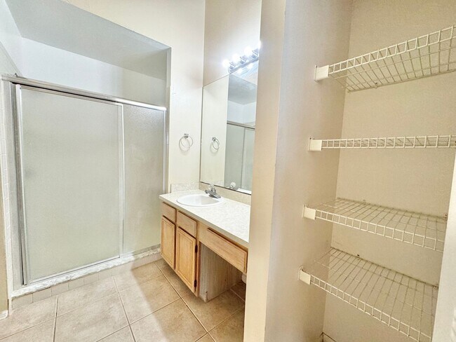 Building Photo - Winterset Condo