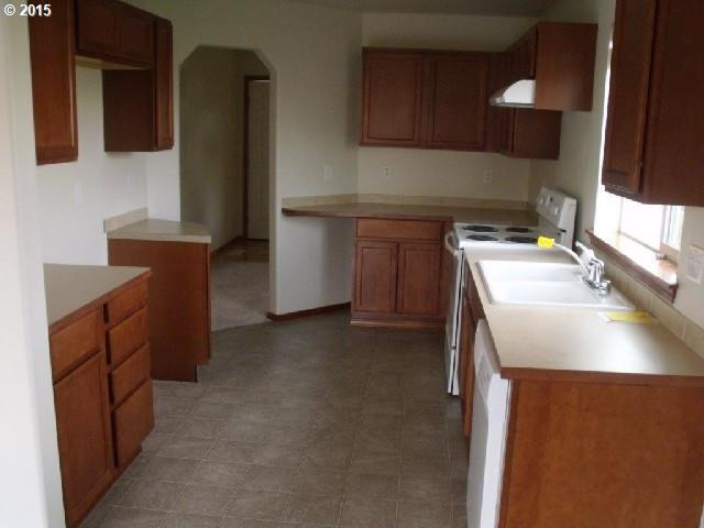 Building Photo - Spacious 4 Bedroom Home w/ Fully Fenced Yard & 2 Car Garage!