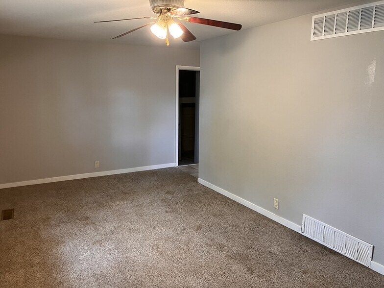 Building Photo - 338 W 4th St