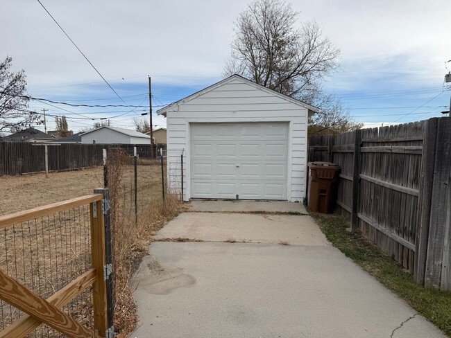 Building Photo - Two Bedroom, One bathroom, Pet Friendly Ho...