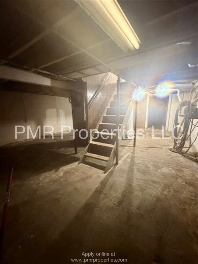 Building Photo - 3 Bedrooms/ 1 Bathroom House
