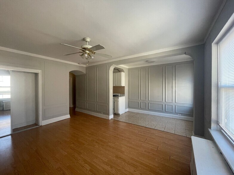 Building Photo - 449 W Briar Pl