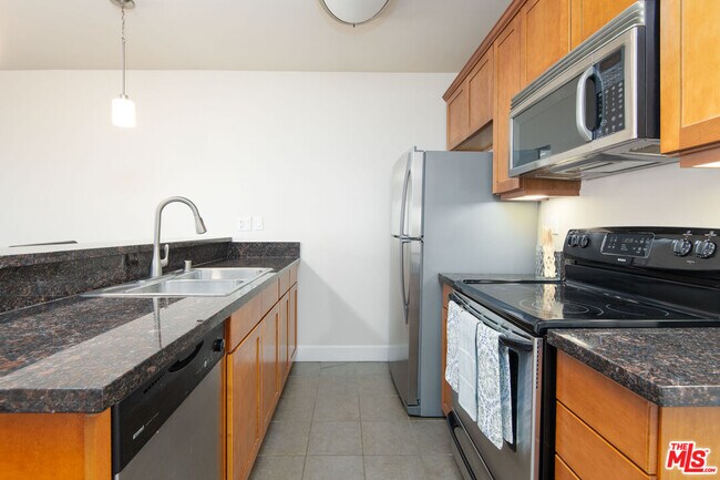 Building Photo - 10982 Roebling Ave