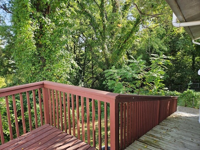 Building Photo - 3BR-1.5BA Split Level House - Washington M...