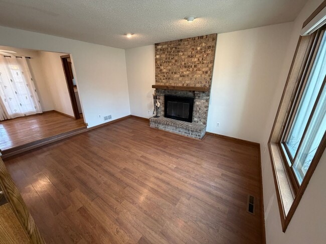 Building Photo - Beautiful 5 Bedroom 3 Bath Home for Rent in Lakeville!! Available NOW!