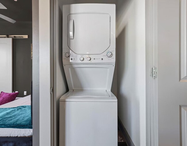 Building Photo - 2200 State St