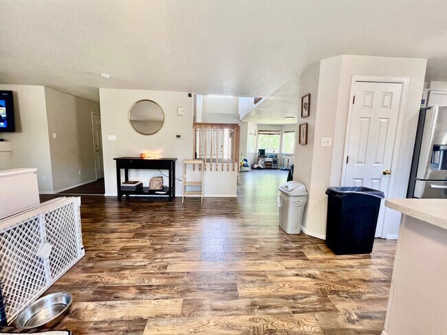 Building Photo - Beautifully Updated Home In Desirable Hend...