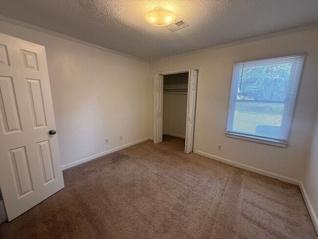 Building Photo - 1110 Chandler Dr
