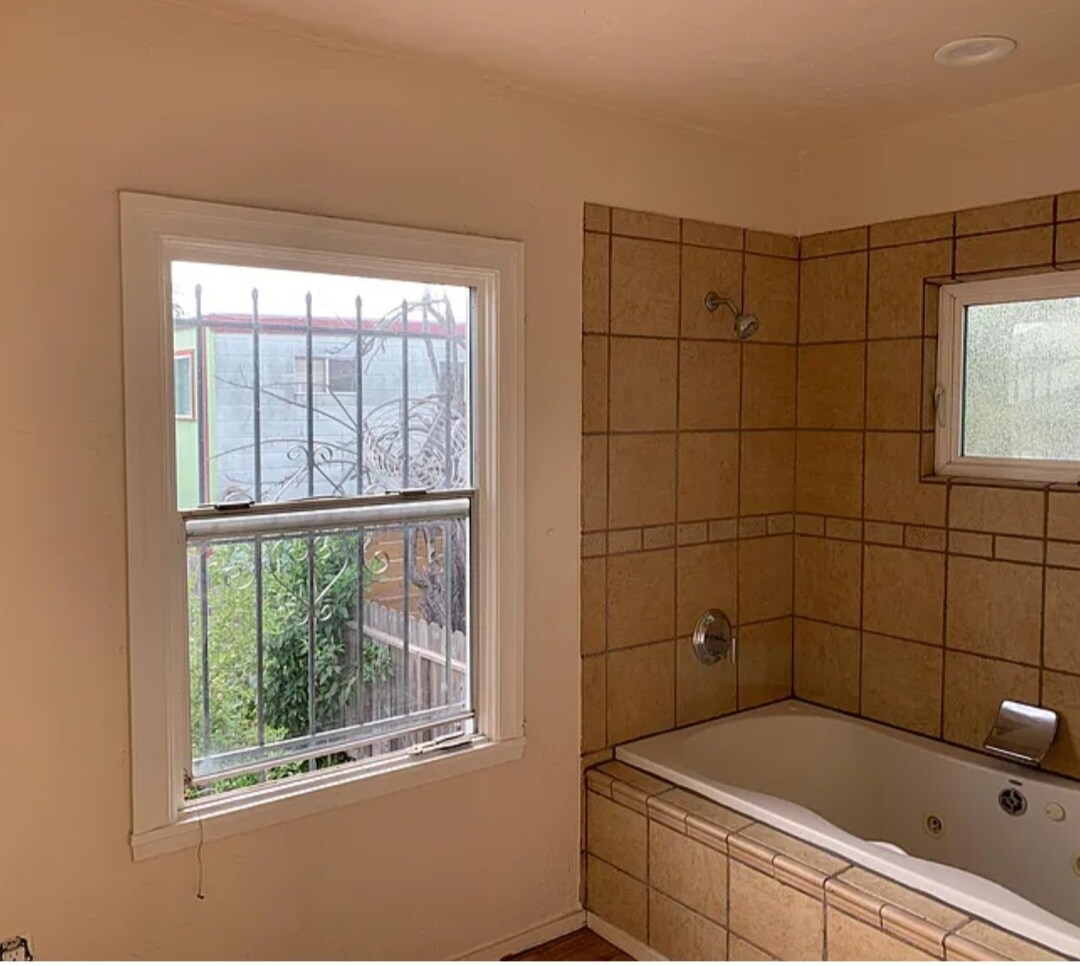 Large bathroom - 4315 Essex St