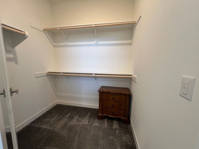 Building Photo - Move in special! $500 off first months rent!