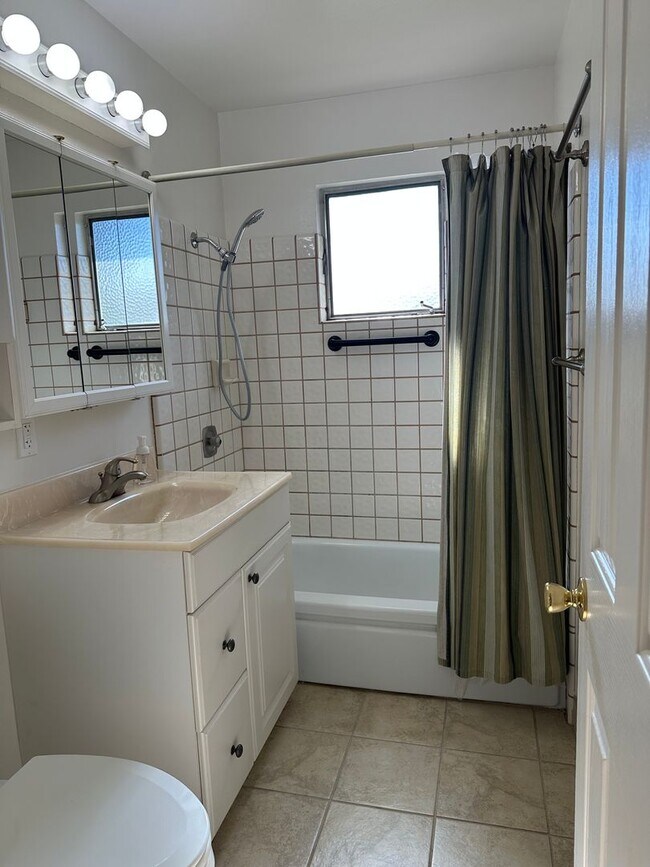 Building Photo - New listing! Beautifully maintained home in convenient location