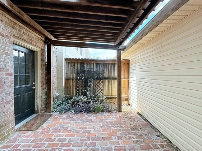 Building Photo - Custom Remodeled Townhome off Jefferson Hwy