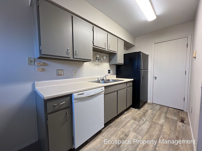 Building Photo - Prime Location! 1 bed 1 bath apartment nea...