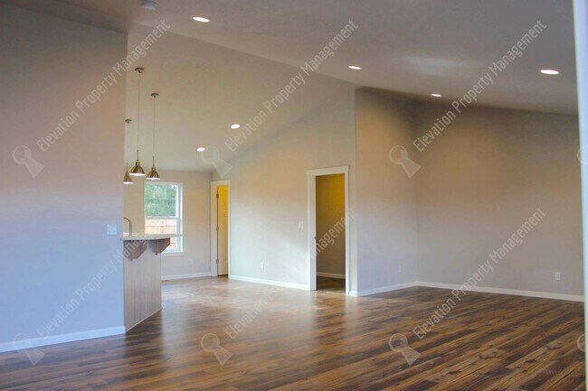 Building Photo - Newer single-level 3 BR home in NW Redmond with fenced backyard and RV parking