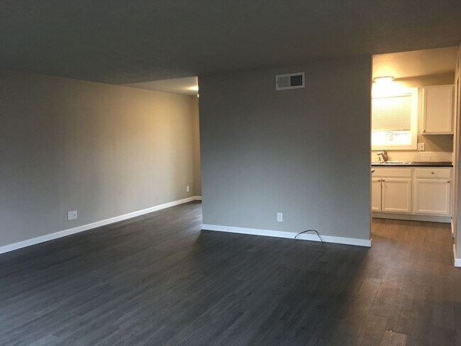 Building Photo - Lanson01