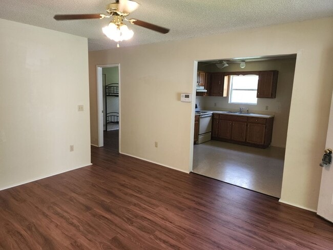 Building Photo - Quaint home located in City Limits