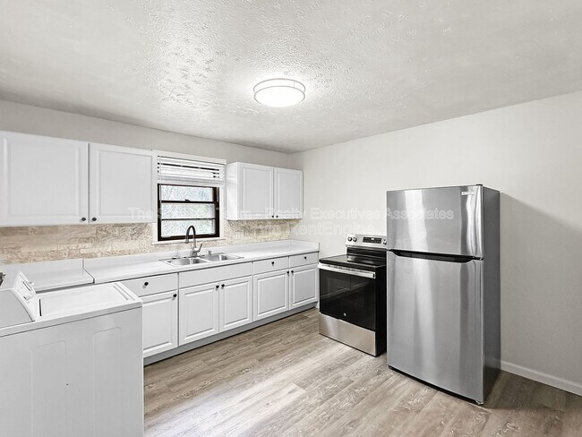 Building Photo - 1704 Lenland Ave