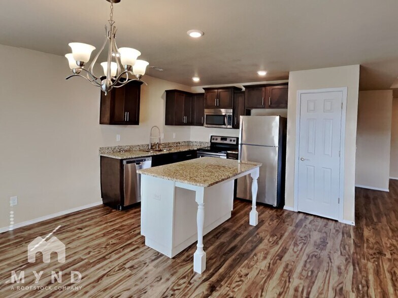 Building Photo - 2109 Cedar Cir