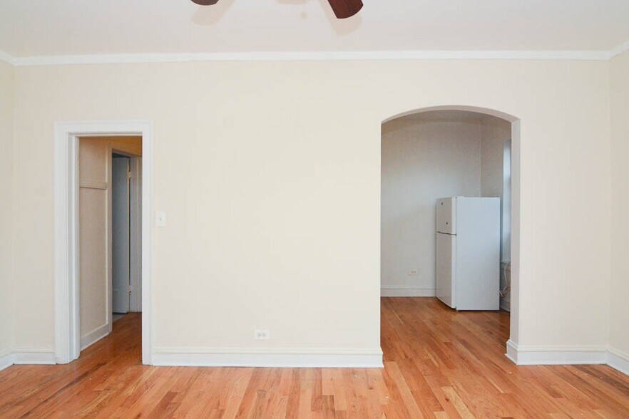 Building Photo - 4856 N Damen Ave