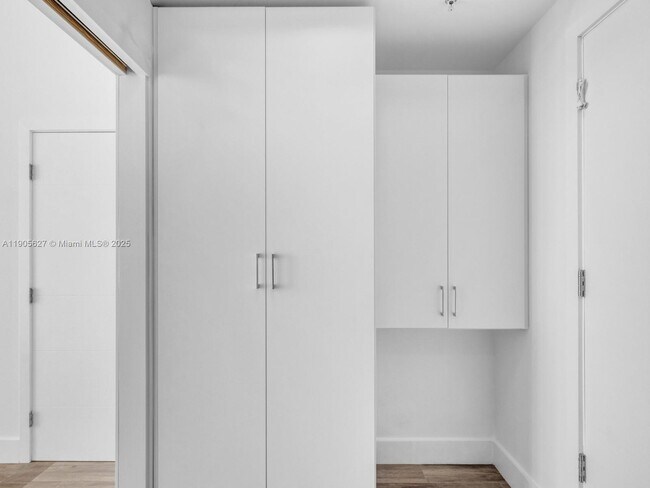 Building Photo - 725 NE 22nd St