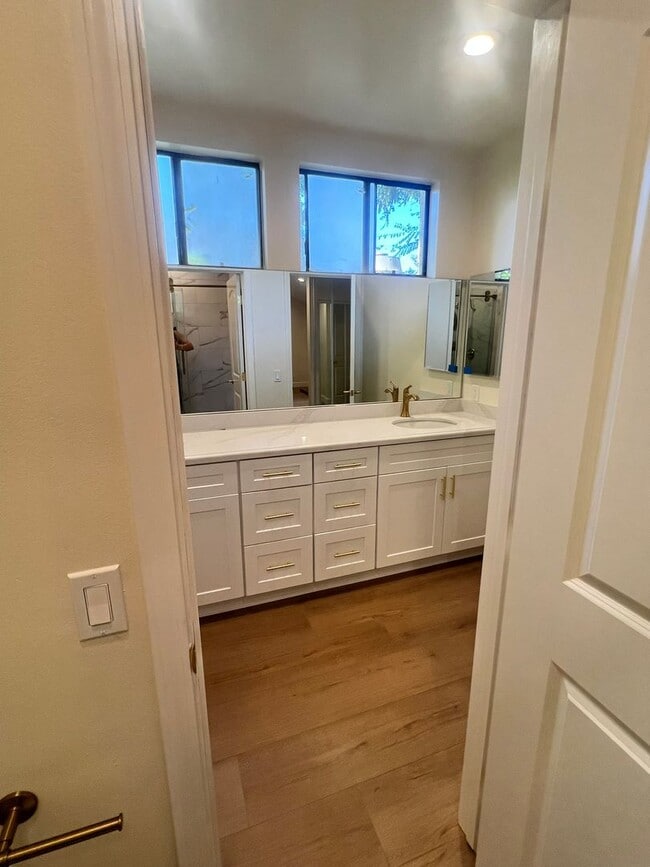 Building Photo - Thousand Oaks - 3 bedroom, 2.5 bath in the...