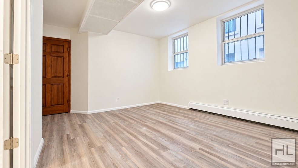 Building Photo - Spacious 2BR with Oversized Living Room in Astoria