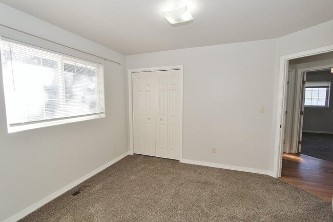 Building Photo - 1563 Sunset Dr